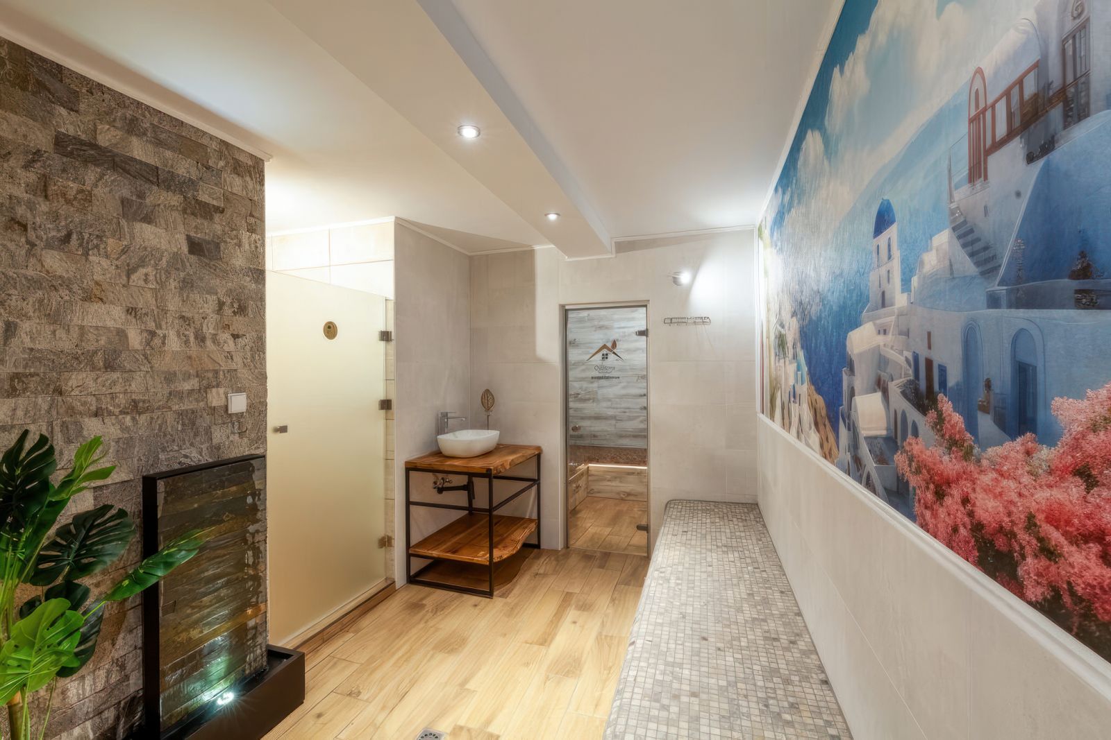 Wnętrze szatni SPA Willa OdNova Tylicz - drewno i kamień naturalny, minimalistyczne i spokojne