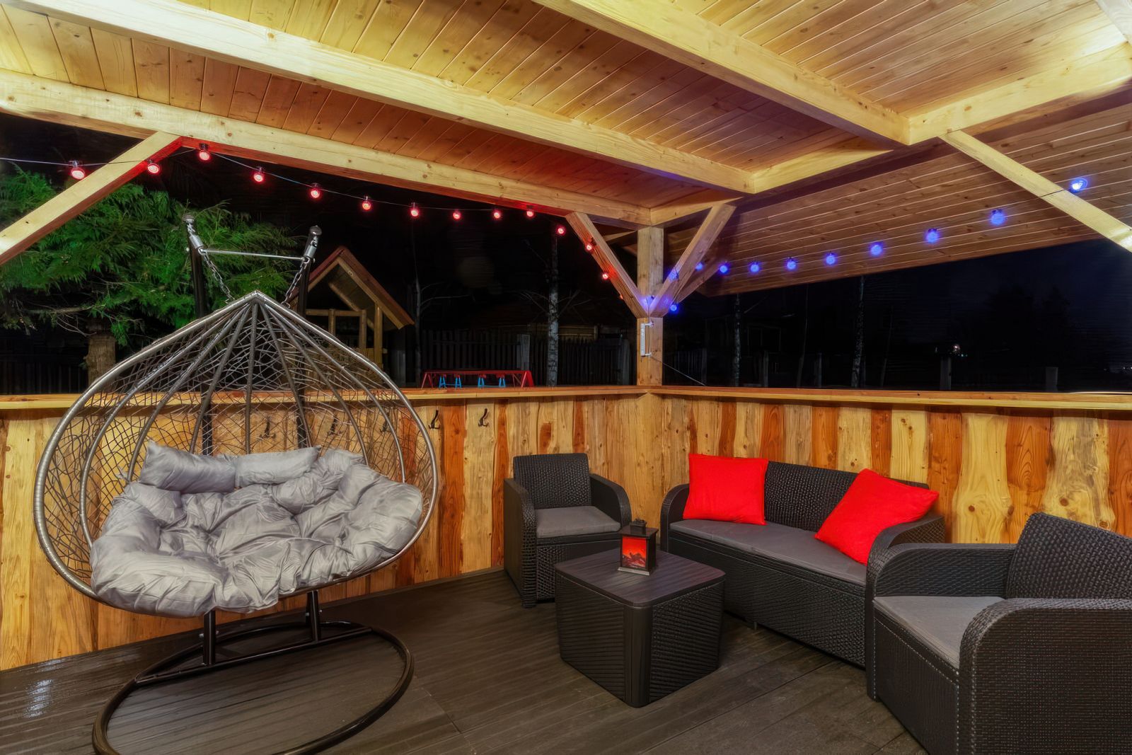 Dwa jacuzzi otwarte SPA Willa OdNova Tylicz - drewniana huśtawka, nocne oświetlenie atmosferyczne, gwiazdy