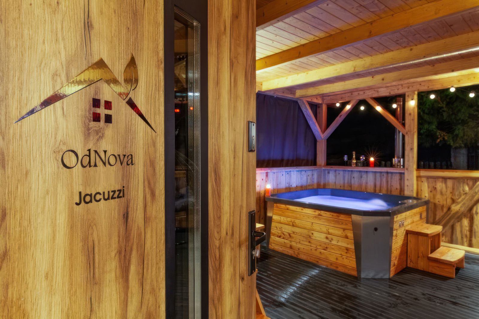 Jacuzzi ze światłami atmosferycznymi na drewnianym patio Willa OdNova Tylicz - wieczorny relaks SPA