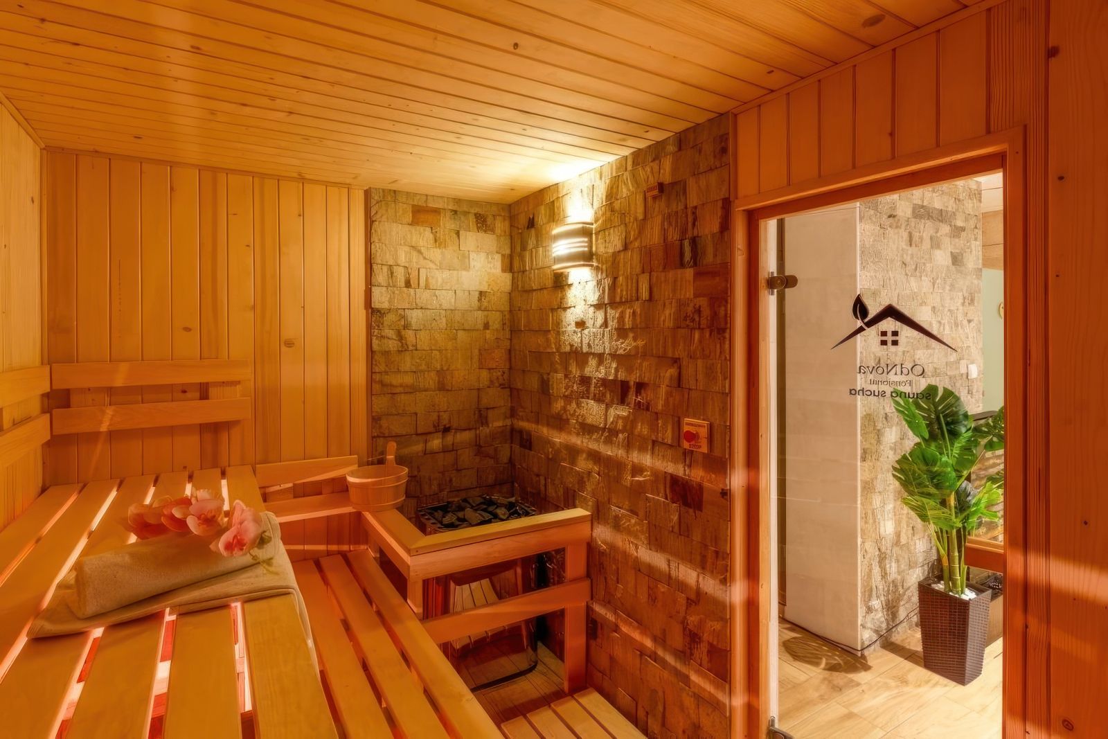 Sauna fińska Willa OdNova Tylicz - drewniana architektura, ławki, tradycyjny piec i ciepłe światło
